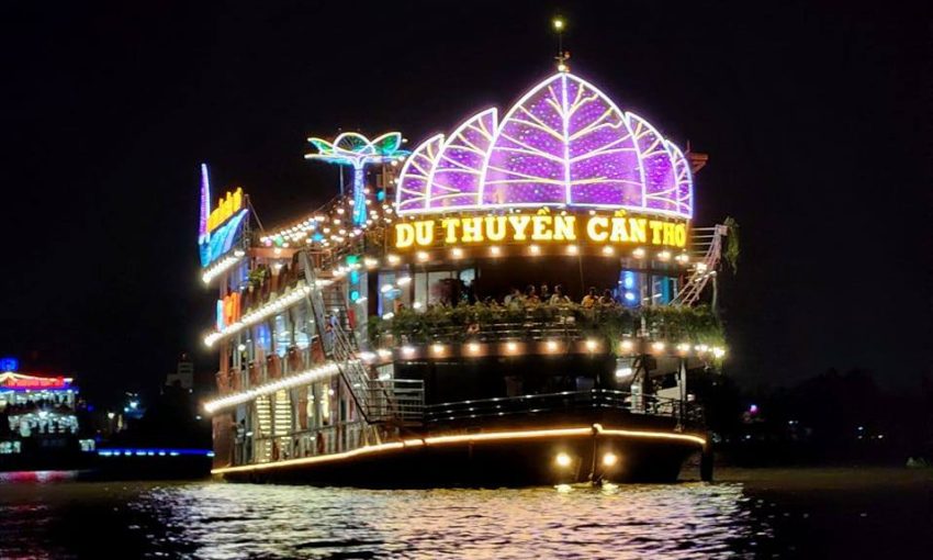 Ăn tối trên du thuyền Cần Thơ