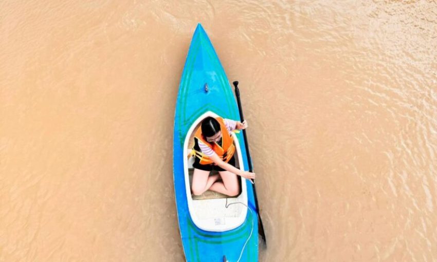 Chèo thuyền tại The Local Homestay Cồn Sơn