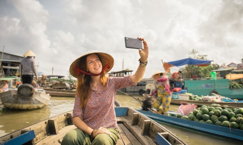 Du khách tham quan chợ nổi Cái Răng