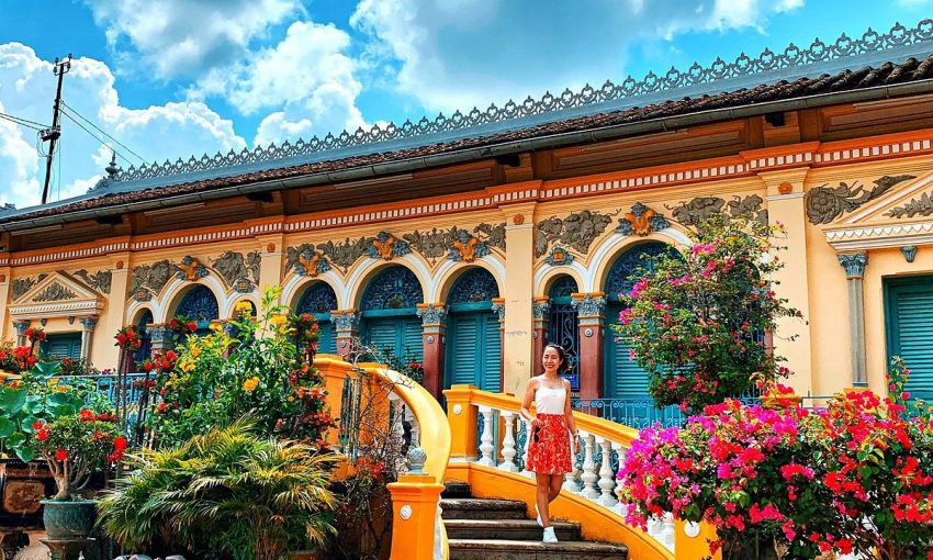 Khách tham quan nhà cổ Bình Thuỷ, Cần Thơ