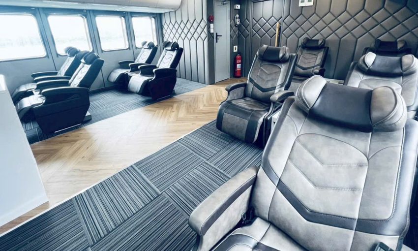 Tàu cao tốc Lightning 4